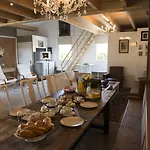Logeren Bij Van Heeren Guest house